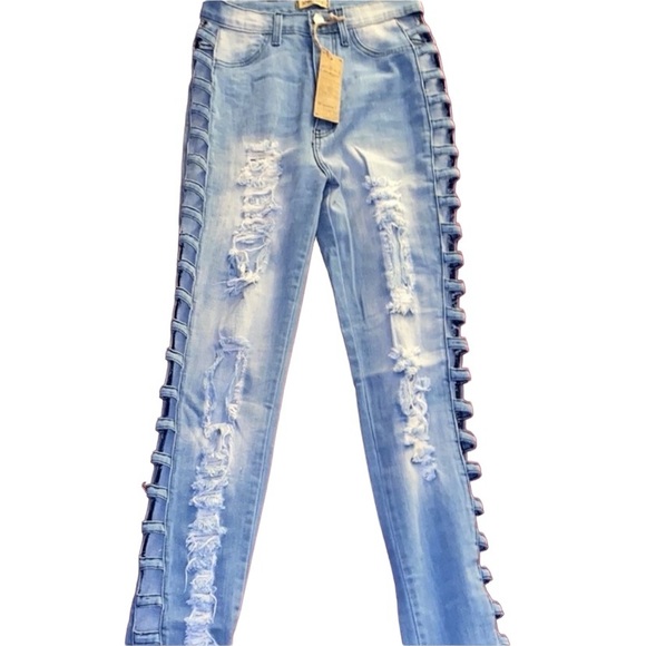 Distressed jeans with cutout side legs. - Picture 7 of 7